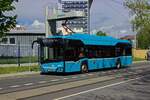 Eine weitere Ladeposition belegt Wagen 5018, der auf der Linie 52 unterwegs ist. Die Fahrer nutzen die Pause derweil f�r eine kurze Unterhaltung.