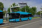 An der dritten Lades�ule in der ul. Valchařsk� ist soeben Wagen 5026 nach einer Runde auf der Linie 56 vorgefahren. Gut zu erkennen ist, dass es sich um einen Top-down-Pantografen handelt, dass also die Kontakte von der Lades�ule auf das entspre ...