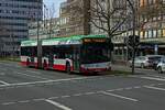 Als Fahrt der Linie 365 hat Wagen 1972 soeben den Busbahnhof am Hauptbahnhof verlassen und biegt nun auf die Massenbergstrae, einen verkehrsberuhigten Bereich in der Altstadt, der durch mehrere Buslinien erschlossen wird. 