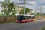 SOR-Gelenkbus 6928 durchfhrt als Linie 196 nach Kloboučnick die ul. Ndran in Smchov.