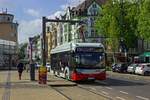 Einer der nur fnf Solo-E-Busse der KVB steht am 14.04.2022 am Bahnhof Kln-Mlheim und wird whrend der Wendezeit aufgeladen.