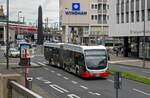 Wagen 6004 der KVB hat ber den im Hintergrund sichtbaren Kreisverkehr gewendet und beginnt nun die Fahrt auf der Linie 133 nach Zollstock.