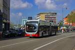 Einer der zahlreichen Gelenkbusse von VDL, die in Kln eingesetzt werden, Wagen 6022, fhrt vor der Kulisse der Mlheimer Rheinbrcke am Wiener Platz vorbei.