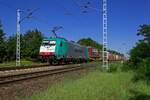 Bei strahlendem Sonnenschein ist die an Captrain vermietete 186 132 am 06.09.23 auf dem sdlichen Berliner Auenring unterwegs in Richtung Westen.