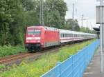 101 006 passiert mit einem Intercity am 27.08.2010 den Bahnhof Dsseldorf-Reisholz.