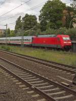Zeitgleich mit der Einfahrt des IC2207 in Richtung München fuhr aus Richtung München der Gegenzug IC2208 ein. Für einen Gleiswechsel ans andere Ende des Bahnhofes reichte die Zeit nicht, also von mittleren Bahnsteig ein schneller Notschuss auf 101 141.