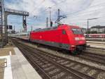 101 041 schiebt hier am 07.08.14 einen InterCity nach Karlsruhe aus dem Münchner Hauptbahnhof.