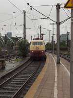 Nachdem sie mir knapp einen Monat zuvor knapp entwischt war, gelang mir am 26.08.14 ein Bild der 103 113, als sie mit ihrem EuroCity nach Inssbruck gerade im Kölner Hauptbahnhof einfuhr.
