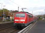 111 155 verlsst, einen RE4 gen Dortmund schiebend, den Bahnhof Wuppertal-Oberbarmen.
