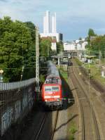 111 101 mit einem RE4 nach Aachen am 14.Oktober vor der Kulisse des Heizkraftwerkes in Barmen.