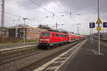 BR 111/532519/111-093-verlaesst-am-1812-mit 111 093 verlässt am 18.12. mit einem RE4 nach Aachen den Oberbarmer Bahnhof.