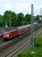 BR 111/649076/111-115-schiebt-am-11518-den 111 115 schiebt am 11.5.18 den RE4 Richtung Dortmund, hier bei der Einfahrt in den Barmer Bahnhof.