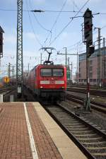 Zwei der Doppelstockgarnituren der RE-Linie 6 waren am 19.02.15 mit je einem 112-Sandwich bespannt. 112 157 und 134 bildeten eines davon und fahren hier gerade in den Dortmunder Hauptbahnhof ein.