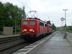 140 811 und 140 772 am regnerischen Vormittag des 19.5.16 in Göschwitz. Trotz der markant roten Farbgebung sind die beiden Loks zu diesem Zeitpunkt bereits der für den Erfurter Bahnservice unterwegs. In einigen Monaten werden beide im neuen schwarzen Lack durch die Gegend fahren.