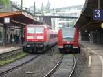 425 093 und 143 612 treffen sich am 26.05.2010 in Wupertal Hauptbahnhof.