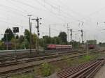 Eine unerkannt gebliebene Lok der Baureihe 143 erreicht an 17.10.2012 den Bahnhof Dsseldorf-Rath.
S6 -> Kln-Nippes.