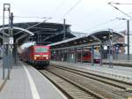 BR 143/309738/auf-der-ostseite-des-erfurter-hauptbahnhofes Auf der Ostseite des Erfurter Hauptbahnhofes stehen die RBs nach Sangerhausen (143 139, 2 Dostos), Kassel (EB-Itino, verdeckt) und Nordhausen (642 022) bereit, 9.12.13