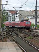 143 848 schiebt am 15.4.14 eine Doppelstockgarnitur als RB14 aus dem Bahnhof Berlin-Friedrichsstrae in Richtung Nauen.