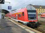 BR 143/380988/ein-typischer-zwei-wagen-dosto-mit-143-zug-faehrt-hier-grade Ein typischer Zwei-Wagen-Dosto-mit-143-Zug fährt hier grade auch Halle (S) nach Nordhausen ab, 20.9.2014.