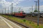 Mit einer langen Schlange Kesselwagen rollt die von DB Cargo an die MEG vermietete 145 051 am 21.07.22 durch den Magdeburger Hauptbahnhof.