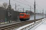 Vor der grauen Schallschutzmauer und dem weien Schnee ist die orangefarbene 145 082 von ArcelorMittal ein angenehmer Farbtupfer.