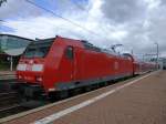 Ein RE 30 nach Frankfurt wird am 19.9.13 von 146 122 gezogen, hier bei der Ausfahrt in Kassel-Wilhelmshöhe.
