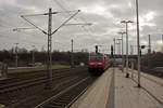 BR 146/533828/146-259-verlaesst-mit-einem-re5 146 259 verlässt mit einem RE5 nach Koblenz den Bahnhof des Düsseldorfer Flughafens.