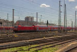 Aus Richtung Mannheim fhrt 146 255 mit einem Doppelstockzug in Frankfurt ein.