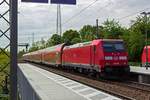 BR 146/703744/im-mai-2019-waren-noch-ueberwiegend Im Mai 2019 waren noch berwiegend Doppelstockgarnituren der DB auf der Linie RE 5 unterwegs. Doch wurden bereits auf einzelnen Umlufen die neuen RRX-Triebwagen erprobt, die die Bedienung der Linie im Juni 2019 endgltig bernommen haben. 146 268 schiebt am 16.05.19 einen RE in Richtung Koblenz dem Oberhausener Hauptbahnhof entgegen.