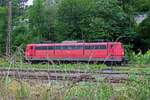 BR 151/738433/auch-wenn-die-ruhr-sieg-strecke-keine-steilstrecke Auch wenn die Ruhr-Sieg-Strecke keine Steilstrecke ist, wurde und wird im kurvigen Olpetal zwischen Altenhundem und Welschen-Ennest mit Schiebelokomotiven gearbeitet. Im Jahr 2021 gehren diese Dienste zu den letzten Aufgaben der Baureihe 151, deren endgltiges Ende bei der DB schon mehrfach geplant war. 151 099 diente am 09.07.21 als Reserve in Altenhundem und ist auf einem der Gtergleise abgestellt.