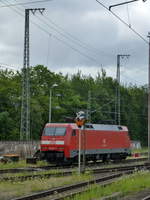 In der Zufahrt zum ehemaligen Betriebswerk in Bebra steht diese E-Lok der Baureihe 152 abgestellt.