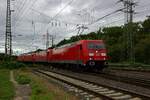 185 227 schleppt am 31.07.23 die drei Lokomotiven 152 020, 152 152 und 152 025 von der anderen Rheinseite kommend nach Gremberg.