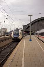 Nochmals 182 524, nun bei der Ausfahrt aus Köln. Rechts der Grund, warum ich nicht mehr auf den anderen Bahnsteig wechseln und ein störungsfreies Bild aufehmen konnte: Mein ICE nach Freiburg.