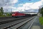 Ein von 185 077 gezogener Gterzug fuhr am 02.10.2019 in Hhe von Duisburg-Entenfang in Richtung Sden.