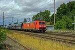 185 018 knnte eine Auffrischung der Lackierung vertragen. Die blass rote Lokomotive fuhr am 21.07.22 durch Niederndodeleben in Richtung Magdeburg.