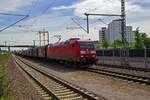 185 081 durchfhrt am 30.07.22 mit einem Gterzug in Richtung Norden den Bahnhof von Opladen.