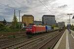 185 110 passiert am 27.10.22 mit einem Zug des Kombinierten Verkehrs die Formsignale im Bahnhof Dsseldorf-Rath.