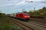 br-1850-traxx-f140-ac1/798426/mit-einem-zug-des-kombinierten-verkehrs Mit einem Zug des Kombinierten Verkehrs ist die etwas verblasste 185 034 am 27.10.22 in Dsseldorf-Rath unterwegs.