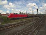 Mit einem gemischten Güterzug in Richtung Norden durchfährt 185 221 am 20.08.14 Aschaffenburg Hauptbahnhof.