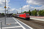 Mit einem gemischten Gterzug hielt 185 251 am 13.07.17 auf dem berholungsgleis in Solingen Hbf an, um mehrere Zge vorbeizulassen.
