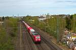 Mit einem gemischten Gterzug rollt 185 213 am 12.04.22 in den Bahnhof Ratingen-West.