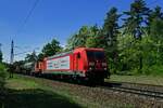 Dieser Gterzug nherte sich relativ langsam, was am zweiten Fahrzeug im Zugverband lag: Hinter der Zuglok 185 273 lief 363 238 mit, die mit einer Hchstgeschwindigkeit von 75 km/h geschleppt werden