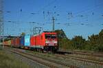 Der Lack an der Front von 185 385 war ganz schn mitgenommen und wirkte eher pink als rot, als die Lok mit einem Containerzug durch Saarmund fuhr.