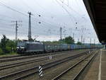 MRCE-Zug mit Schiebewandwagen auf dem hinteren Gleis in Hamm, gezogen von 185 551. 17.7.17