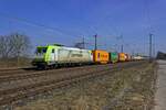 185 598 der ITL, die im Farbschema des Mutterkonzerns Captrain lackiert ist, durchfhrt am 10.03.2025 mit einem vollen Containerzug Saarmund in Richtung Westen.