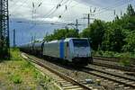 Mit einem Kesselwagenzug am Haken fhrt 186 438 von Railpool am 26.07.23 durch Hamm in Richtung Bielefeld.