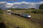 br-186-traxx-f140ms/924140/die-strecke-von-angermuende-in-richtung Die Strecke von Angerm�nde in Richtung Berlin ist die Hauptanbindung der PCK-Raffinerie in Schwedt an das deutsche Eisenbahnnetz. Entsprechend h�ufig sind Kesselwagenz�ge zu sehen, so wie dieser von 186 436 bespannte Zug, der in Richtung S�den unterwegs ist.