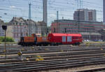 BR 214/661310/bbl-20-rangiert-am-200618-mit BBL 20 rangiert am 20.06.18 mit einem neuen Hilfszugwagen im Gleisvorfeld des Frankfurter Hauptbahnhofs.