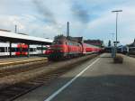 218 443 macht am 23.7.13 bei der Ausfahrt aus Lindau Hauptbahnhof reichlich Dampf. Der IRE ist unterwegs nach Stuttgart.