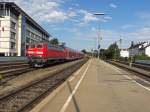 218 496 verlässt am 04.08.14 mit einem IRE nach Lindau den Bahnhof Friedrichshafen Stadt.